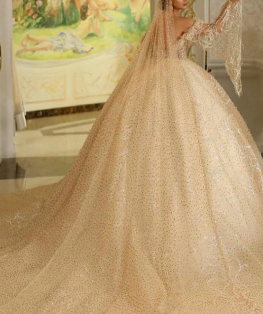 豪華なゴールドのヴィンテージウェディングドレス、レース、スパンコールのブライダルガウン