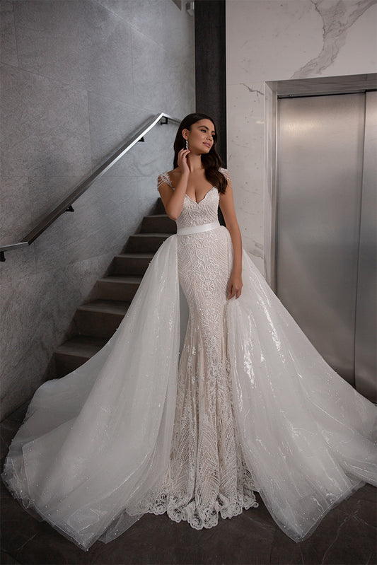 取り外し可能なトレーン付き刺繍入りウェディングドレス クリスタルスイープレイン